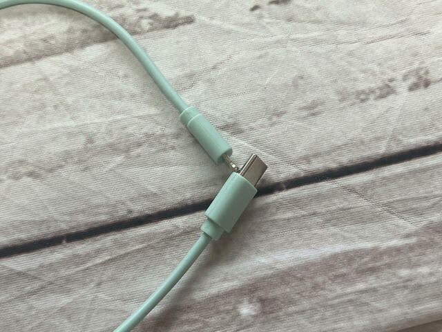 ケーブルはType Cとライトニングの二股仕様