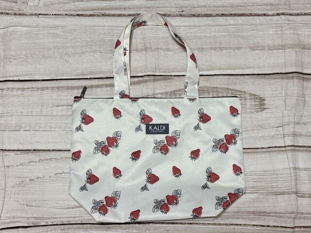 【カルディ いちごバッグ】サイズは約縦28.5×横39×マチ14.5cmで、A4の書類やノートPCも入るサイズ感です♪