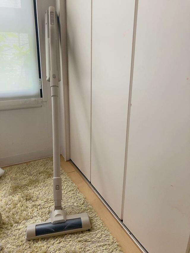 【充電式紙パックスティッククリーナー MagiCaleena（マジカリーナ）】サイズは（約）幅24×奥行17.5×高さ99.5cm (フロアヘッド、延長パイプ含む)。省スペースで収納できます