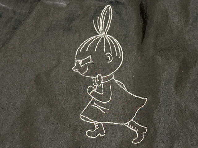 線だけで表現された刺しゅうなので、キャラクターものでも子どもっぽくなりにくく、さりげなく持てるのが魅力