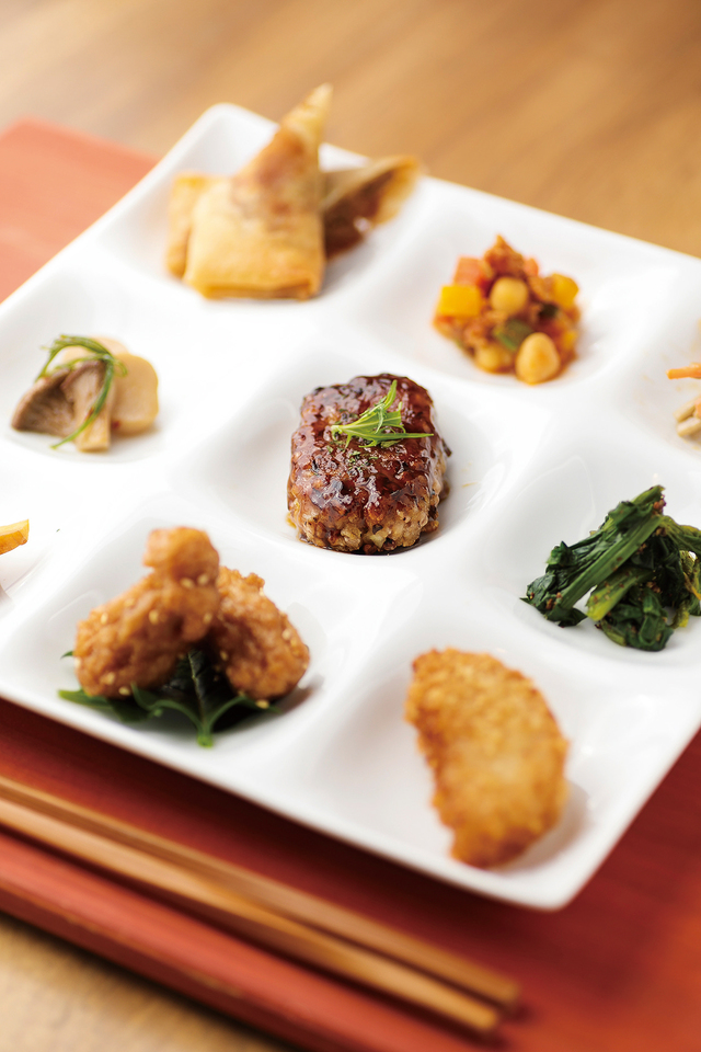 長谷 ・SAIRAM／ランチの一例。中央は、タカキビのハンバーグ。