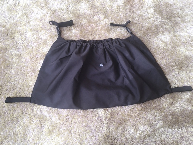 【ファムベリー ベビーカーアンダーバッグ】ブラックとグレーがあり、今回はブラックを購入