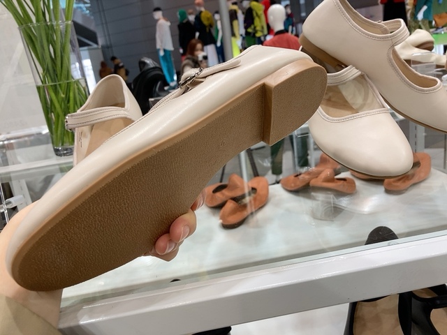 【ワークマン フラットストラップシューズ】少しヒールがあります