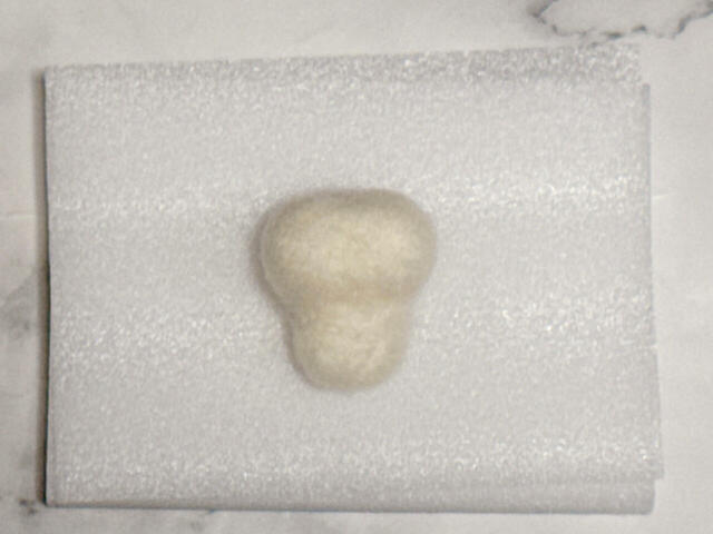 頭とボディをジョイントします。なんだかマッシュルームみたい…余ったアクレーヌで形を整えていきます！