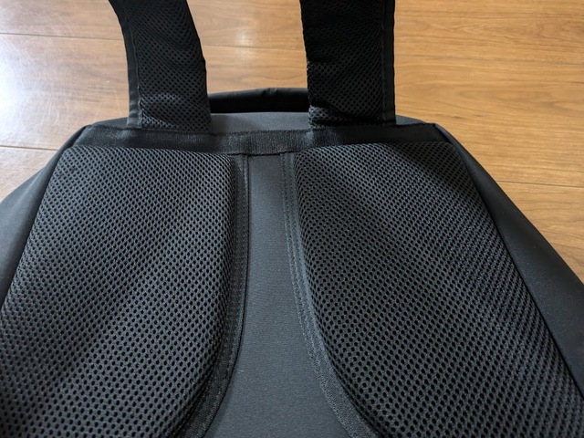 【ユニクロ ファンクショナルバックパック】ショルダーストラップと背面部分には立体的なスポンジ材が。背中や肩への負担が少ないつくりです