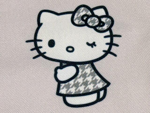 ワイト×グレーの千鳥格子柄のリボンとドレスでおめかししたキティちゃんが、もうとにかくかわいすぎる…!