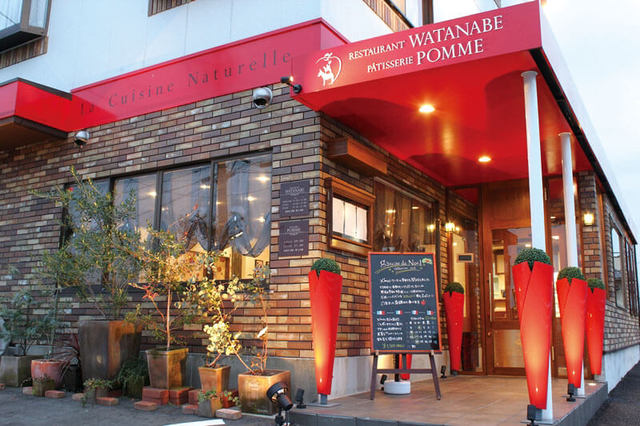 PATISSERIE POMME（パティスリーポム）【愛知／弥富】赤いオブジェがひときわ目を引く。国道1号線沿いにあり、アクセスも便利だ。