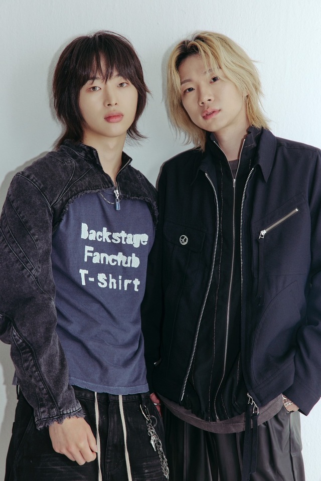 神はサイコロを振らない　Gt. 吉田喜一（右）Dragon Pony　Gt.クォン・セヒョク（左）