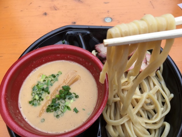 国産小麦100％の超極太麺の歯ごたえはムチムチでプリプリ！