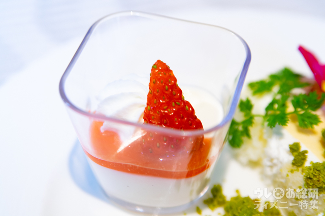 パンナコッタと苺のクーリ｜“ディズニー・イースター”ランチブッフェ／ディナーブッフェ｜東京ディズニーシー・ホテルミラコスタ「オチェーアノ」