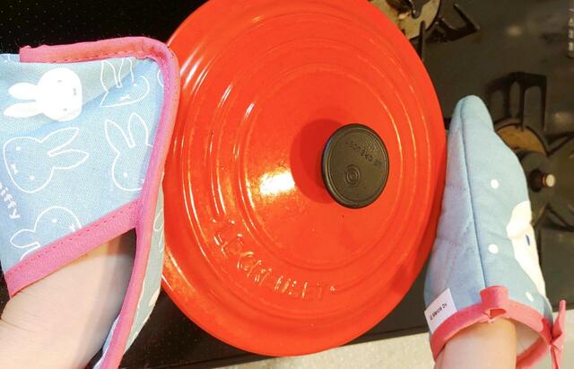 右手、左手の両方で鍋を掴むことができます【ゼクシィ11月号】付録「ミッフィー鍋つかみ＆鍋敷きセット」