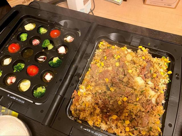 【アイリスオーヤマ　両面ホットプレート】ペッパーランチ風メニュー／溶けたカマンベールチーズをご飯にのせて食べてみてください