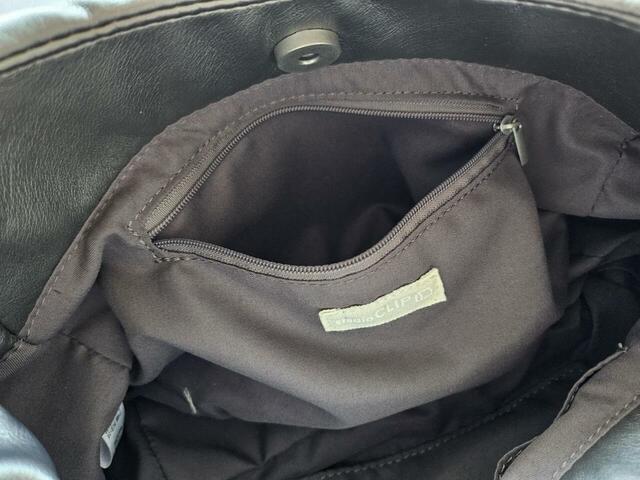 【studioCLIP　軽い7ポケット2WAYバッグ】内側にはファスナーポケット1つ、オープンポケットが1つ。外側には4つ付いています