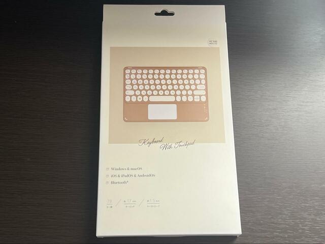 【3COINS タッチパッド付きキーボード】箱に入っているため、店頭で実際の色味の確認はできません