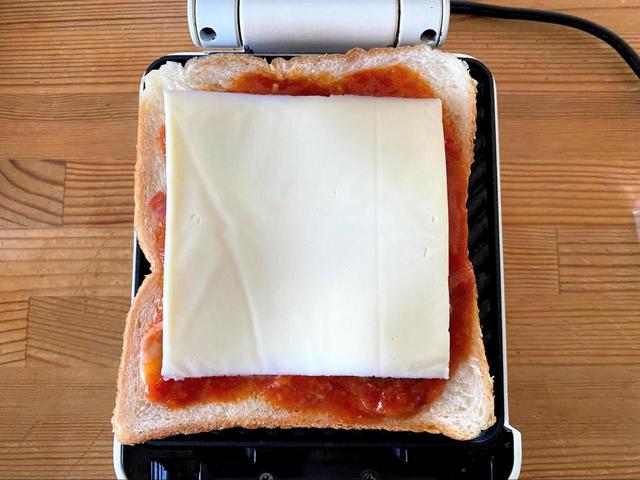 【洋麺屋五右衛門 モッツァレラチーズとなすのトマトソース】チーズを乗せます。パンは8枚切りがおすすめ