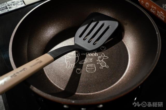 【くまのプーさん　ゆったりお買い物フェア】中にイラストがデザインされている　© DISNEY. Based on the 