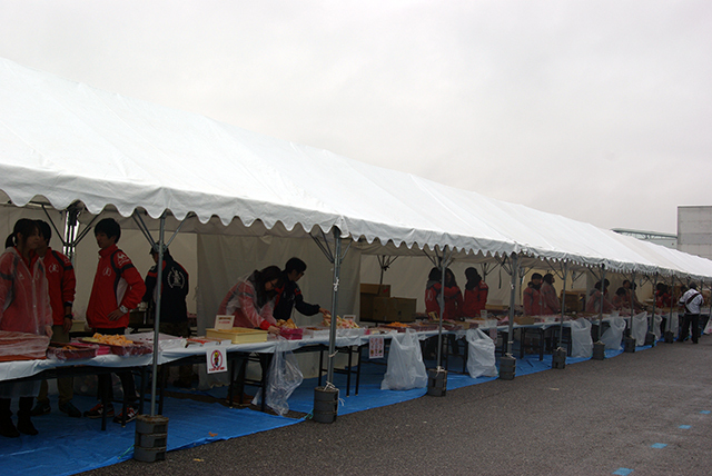 ランナーを待ち受ける給スイーツ所のみなさん、準備に大忙し！