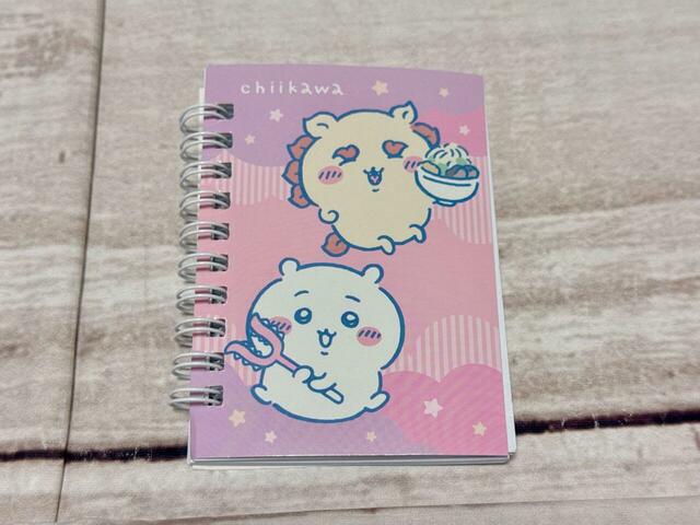 ちいかわはシーサーと登場です。ラーメンを持ったシーサーがキュート！