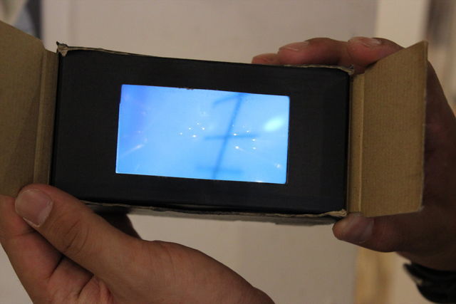 この箱を覗けば水中ニーソの美少女を360度から……？