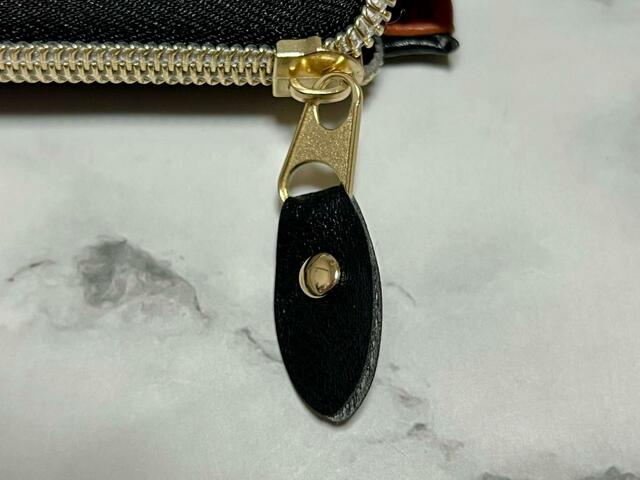 ファスナーにはウォレットと同生地のチャーム付き