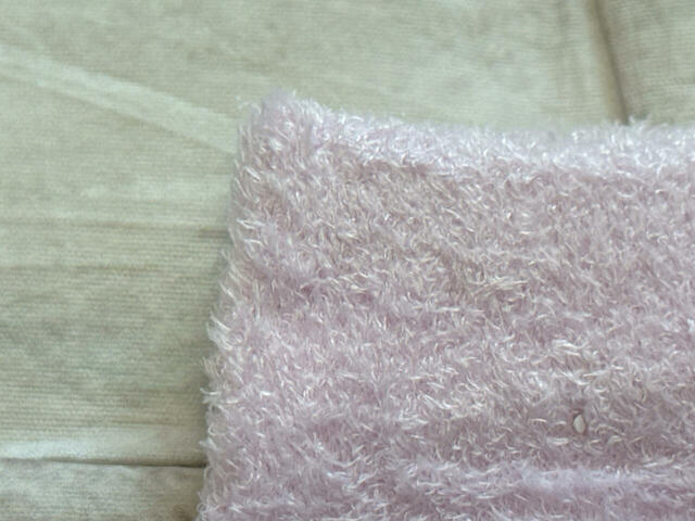 素材はポリエステルとポリウレタン。肌触りの良いフェザー調の生地