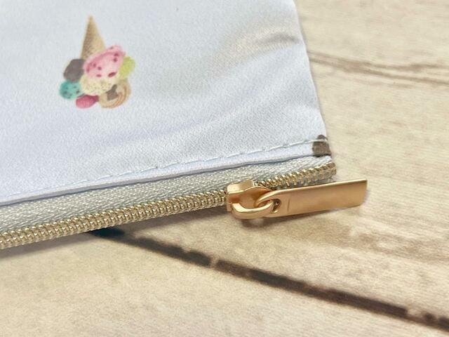 ファスナーはマットなつや消しゴールド！大人かわいいポイントですね♪【sweet 2023年10月号付録】「gelato pique（ジェラートピケ）特製　上質サテンポーチ＆ハードカバーメモノート」