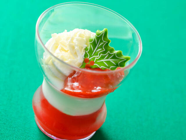 練乳ムース＆ベリーゼリー 550円｜東京ディズニーリゾート「ディズニー・クリスマス」スペシャルメニュー｜販売店舗：東京ディズニーランド「スウィートハート・カフェ」、東京ディズニーシー「ザンビーニ・ブラザーズ・リストランテ」｜発売日：2024年11月8日（金）〜12月25日（水）