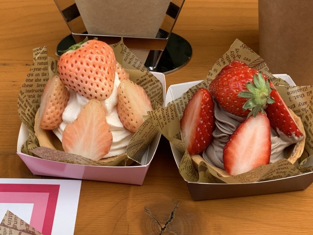 〈BerryBerry〉の「いばらキッスのチョコタルト＆淡雪のホワイトタルト」（1セット 1,500円）