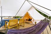 【クスクスグランピング真鶴】テント前のリビングスペースにハンモックも置いてあり、ゆったり過ごせる