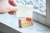 【ハローキティ「メモスタンド（レッド）」1,100円】カードや名刺、メモなどを用途に合わせて挟むことができるアイテム