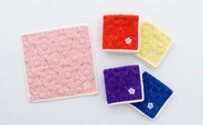 【MARY QUANT】「タオルハンカチ」(1,650円)/日常使いしやすい実用性と、持っているだけで気分が高まるファッション性を兼ね備えた一枚