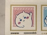 勇ましくピースサインをするちいかわ！LINEのスタンプのイラストが用いられています♪