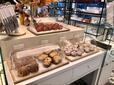【ザ マンダリン オリエンタル グルメショップ】店内には美味しそうなホテルメイドのベーカリーがずらっと並んでいます