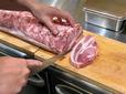 【豚肉専門料理店とんかつのり】注文ごとに肉をカットする