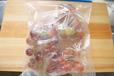 【冷凍フルーツ ぶどう】保存袋に入れて冷凍します