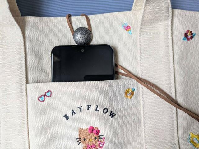 前のポケットはスマホを入れるには少し浅いです