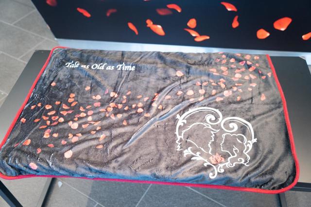 ブランケット 4,900円|サイズ:W1000mm×H700mm|劇団四季 ディズニーミュージカル『美女と野獣』東京ディズニーリゾート内舞浜アンフィシアター公演オリジナルグッズ