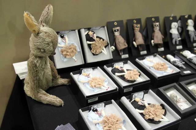 「nikibbit」の、顔のない女の子のブローチ。