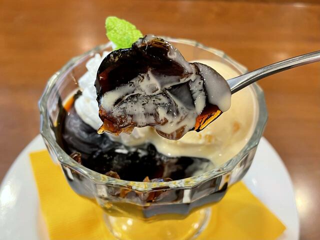 【喫茶 ミモザ】ガムシロップがついてくるけど、アイスクリームとホイップクリームがのっているので、ひと口食べてからガムシロップを使うかどうか判断するのがベター