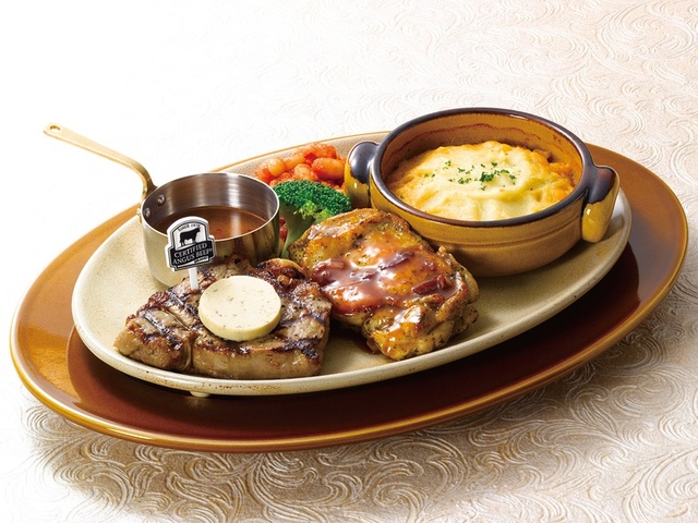 「アンガスサーロインステーキ&チキングリルwithコテージパイ　3,480円（税込3,828円）」【ロイヤルホスト　フュージョンセレクション第2弾「美味しい英国」】