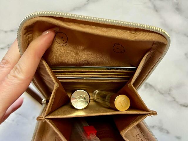 フロント側の収納スペースには口紅とロールオンタイプのパフュームオイルをイン