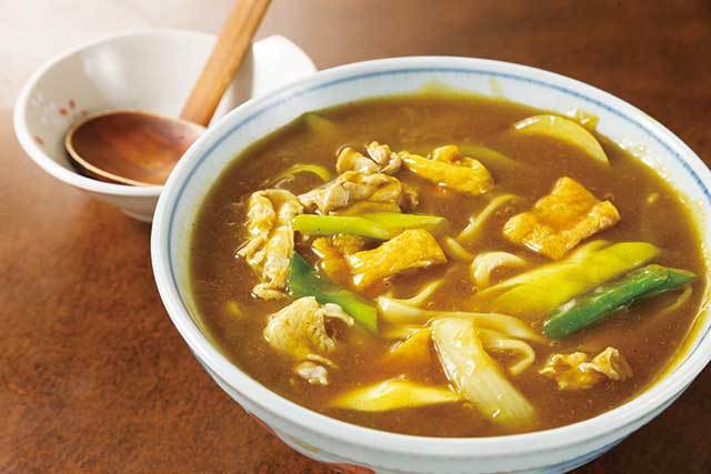 玉屋（名古屋／千種区）　カレーきしめん 600円　注文後にカツオがきいたダシとカレー粉を合わせて作る一杯。麺はきしめんのほか、うどんやそばもある