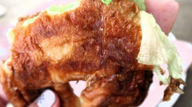 【シアトルズベストコーヒー セサミクロワッサン ハム＆チーズ】とにかく香ばしい！