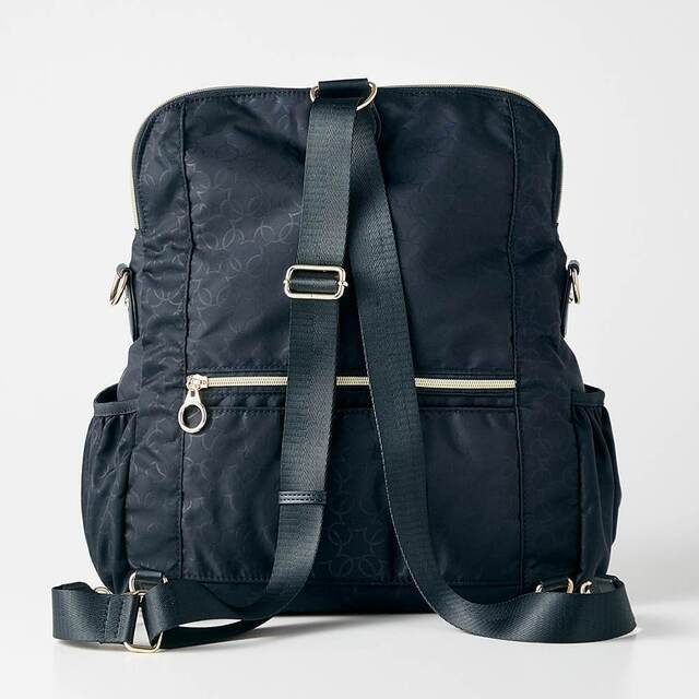 エンボス2WAYトラベルバッグ（ショルダーバッグ／リュックサック）「ミッキーモチーフ」｜￥ 8,990 （税込）