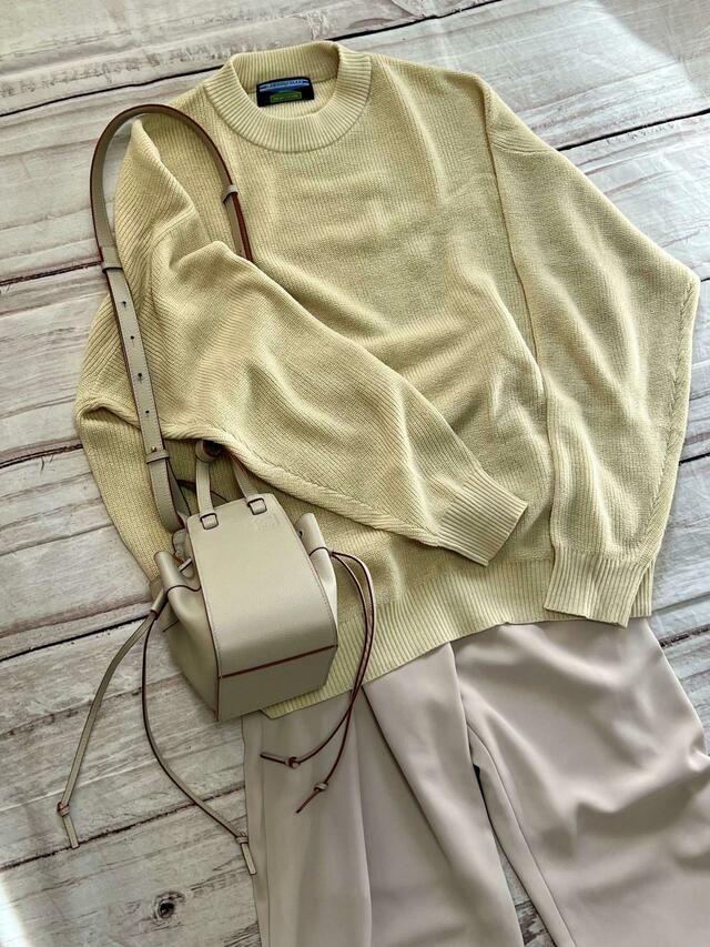 ベージュピンクのゆるめのパンツと合わせたリラックススタイル♪