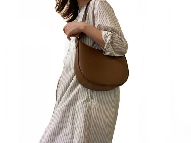 【ユニクロ レザータッチワンハンドルバッグ】シャツワンピにさらっと肩がけしても今っぽい