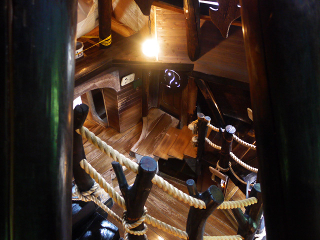 らせん階段を上ると結構な高さに。3階は建物の壁側に沿ってぐるりと歩けます