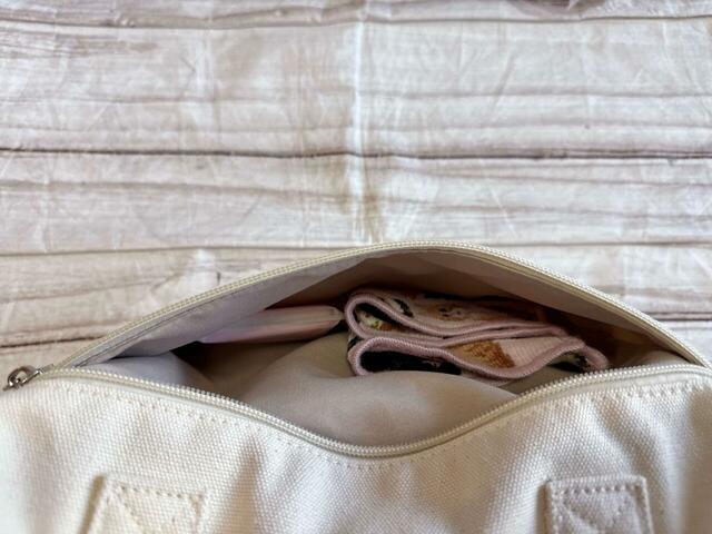 外側のファスナーポケットには、ミニタオルとティッシュをイン!