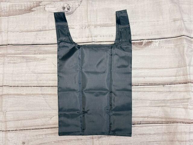 背面は装飾がないシンプルなデザイン