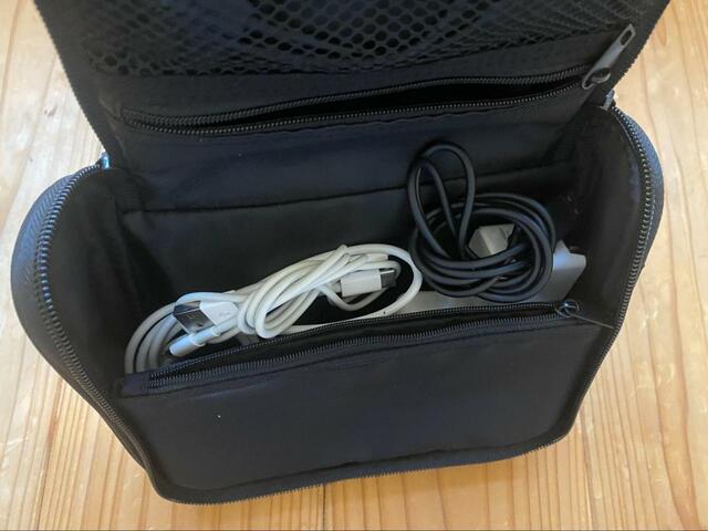 【無印良品　ポリエステル吊して使える洗面用具ケース】デスク横に引っ掛ければスッキリした印象に